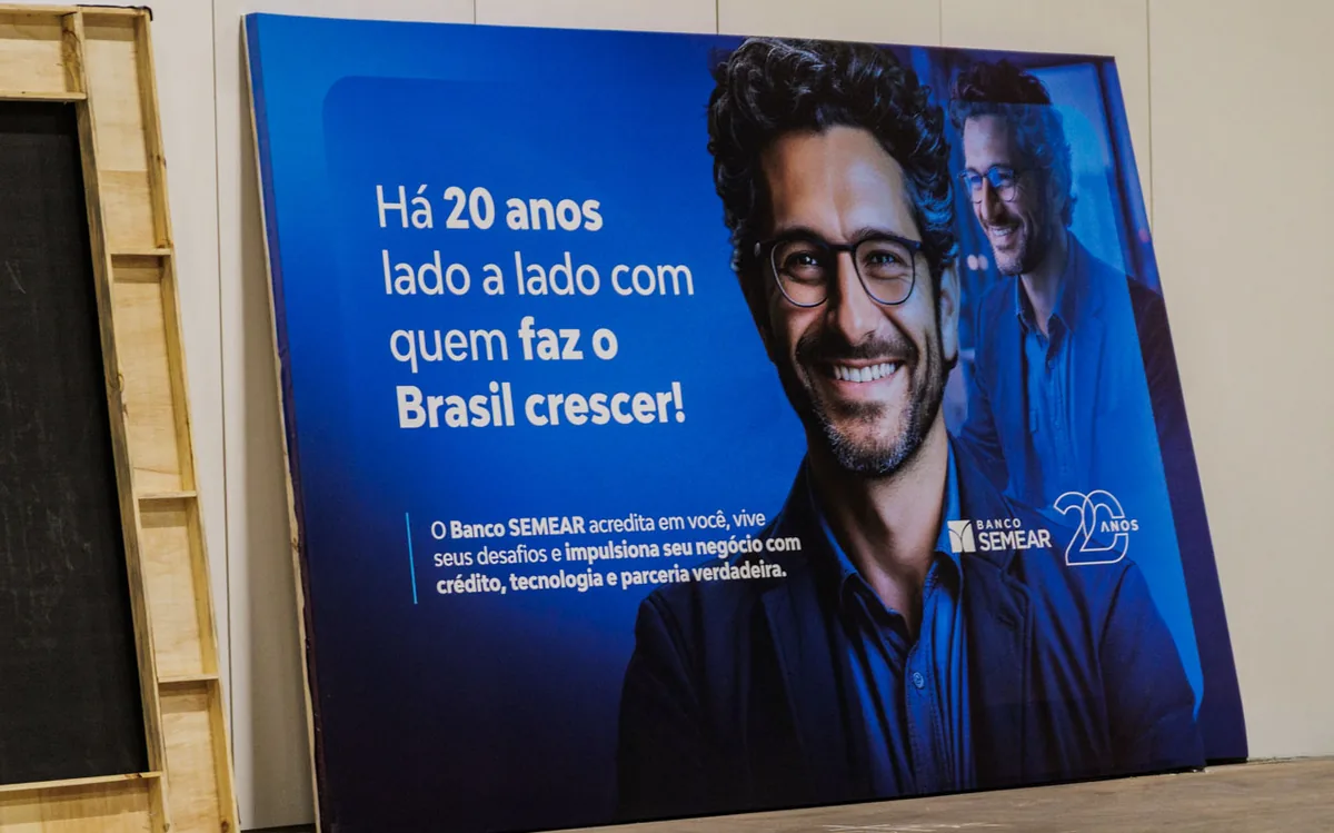 Painel impresso de grande formato pronto para instalação no pavilhão