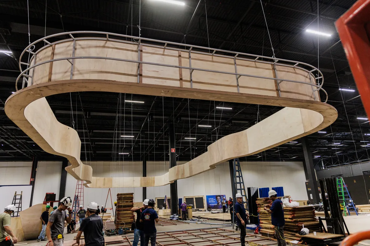 Estrutura curva suspensa